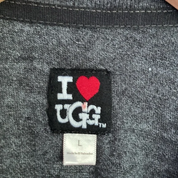 UGG| I ❤️ Ugg Gray Top sz Large - Picture 4 of 6